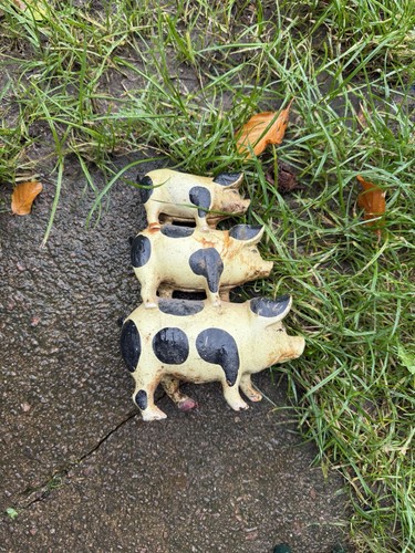 Vintage cast iron three - iron, pigs